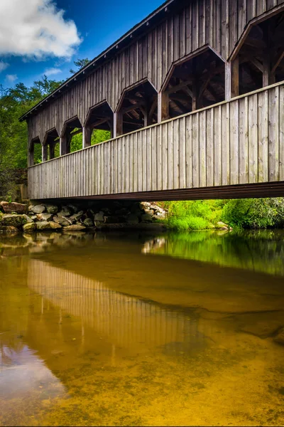 El puente cubierto sobre High Falls, en el Bosque Estatal de Dupont, Ni — Foto de Stock