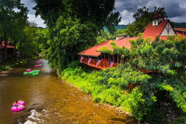 Knollen im Chattahoochee River, in Helen, Georgien. — Stockfoto