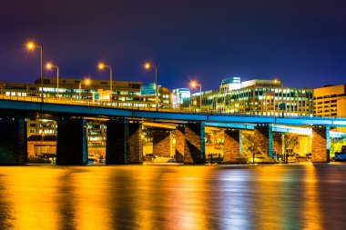 bir köprü ve binalar gece Washington, dc. 