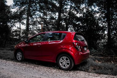 Kırmızı chevrolet sonic toprak yol. 