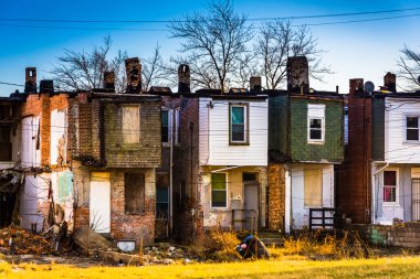 terk edilmiş sıra evler içinde baltimore, maryland. 