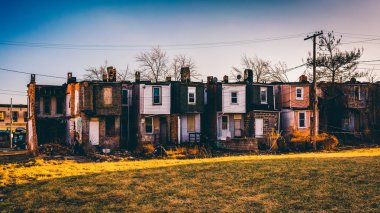 terk edilmiş sıra evler içinde baltimore, maryland. 