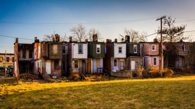 terk edilmiş sıra evler içinde baltimore, maryland. 