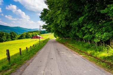 ahır ve alanları kırsal potomac highla bir ülkede yol boyunca