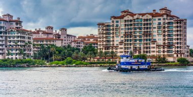 Biscayne Körfezi ve binalarda s ile görülen fisher Adası ' nda tekne