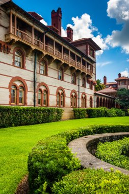 Bina ve çalılar flagler Koleji, St augustine, Florida. 