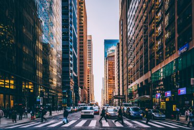 meşgul kavşak ve gökdelen şehir merkezinde, philadelphia, 