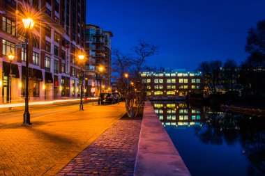 Baltimore, maryland geceleri bir cadde boyunca canal. 