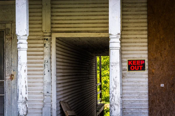 "keep out "-Schild an einem verlassenen Haus in Bairs, Pennsylvania. — Stockfoto