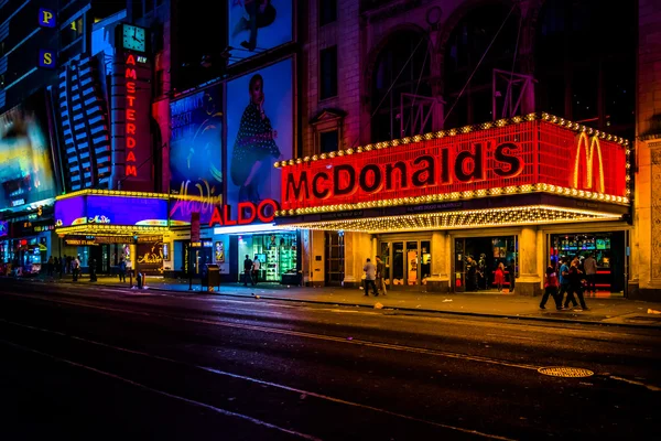 42nd Street at night, in Times Square, Midtown Manhattan, New Yo — Stock Photo, Image