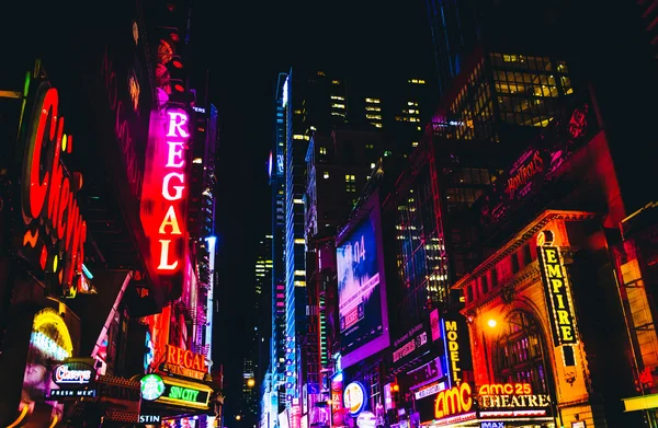 42nd Street à noite, em Times Square, Midtown Manhattan, New Yo — Fotografia de Stock