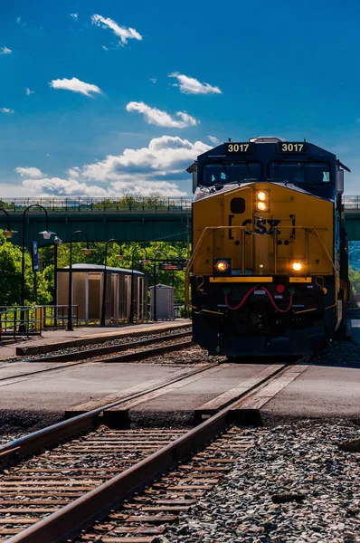 Un train CSX approche d'un franchissement routier à Brunswick, Maryland . — Photo