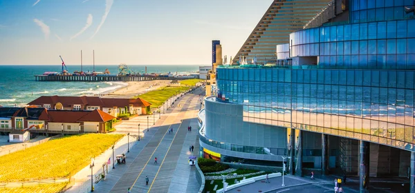 Een balkon met uitzicht op de promenade in revel hotel casino in atl — Stockfoto