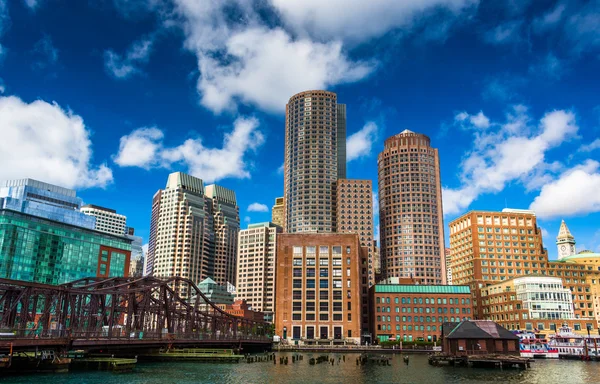 Un puente y el horizonte de Boston, visto desde Fort Point . — Foto de Stock