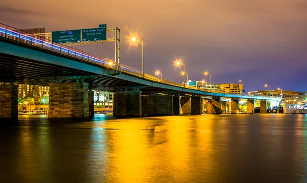 Un puente por la noche en Washington, DC . — Foto de Stock