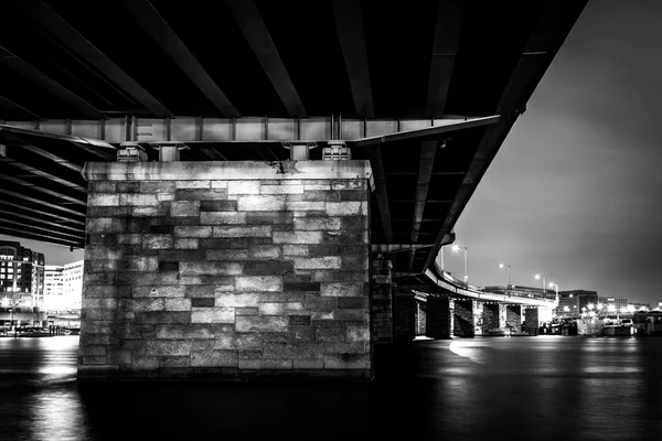 Bir köprü gece Washington, dc. — Stok fotoğraf