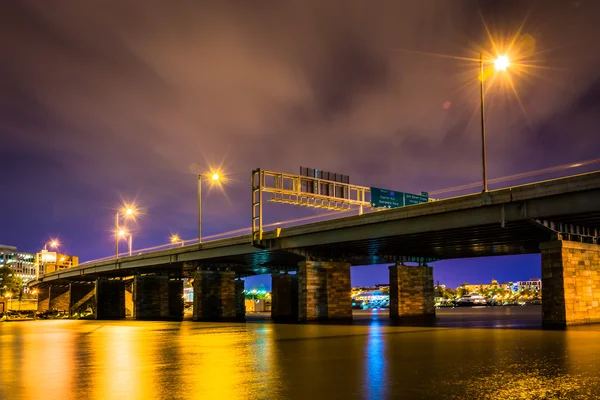 Bir köprü gece Washington, dc. — Stok fotoğraf