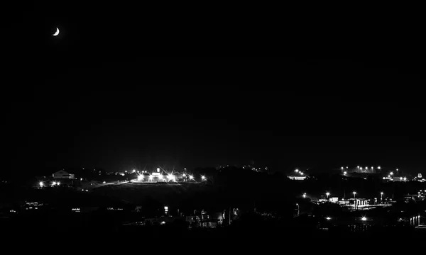 Půlměsíc nad Shrewsbury, Pennsylvania v noci. — Stock fotografie