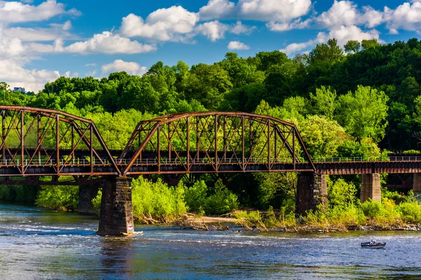 A railroad bridge over the Delaware River in Easton, Pennsylvani — Stock Photo, Image