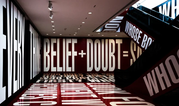 A room designed by Barbara Kruger, in the Hirshhorn Museum, Wash — Stock Photo, Image