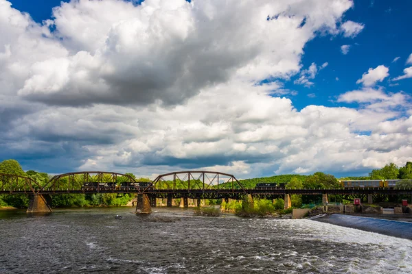 Uma ponte ferroviária e o rio Delaware em Easton, Pensilvânia . — Fotografia de Stock