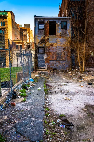 Abandoned building and trash in Baltimore, Maryland. — Stock Photo, Image