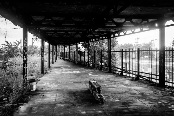 废弃大楼在阅读高架桥，在费城，宾夕法尼亚大学 — 图库照片