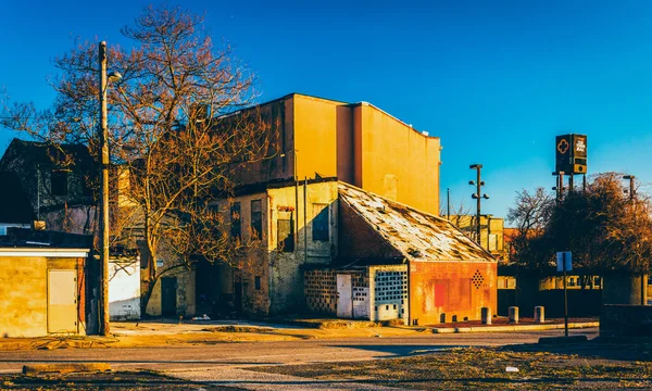 Edifici abbandonati vicino al centro commerciale Old Town, a Baltimora, Maryland . — Foto Stock