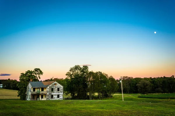 Verlaten huis in een veld, in rural york county, pennsylvania. — Stockfoto