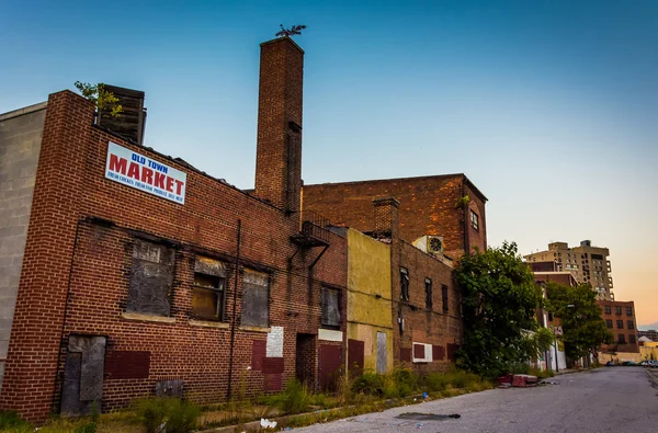 Negozi abbandonati al centro commerciale Old Town, a Baltimora, Maryland . — Foto Stock