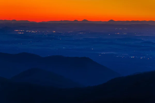 Efter solnedgång utsikt över ljuset från städer i shenandoah valley, — Stockfoto