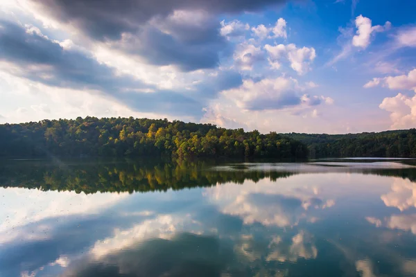 's middags wolk reflecties in prettyboy reservoir, baltimore co — Stockfoto