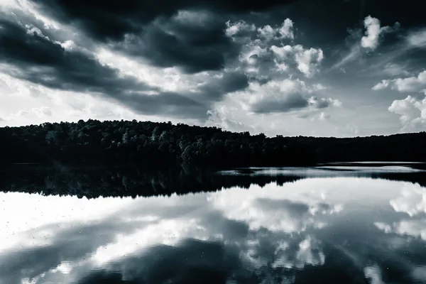 Reflexos de nuvem à tarde em Prettyboy Reservoir, Baltimore Co — Fotografia de Stock