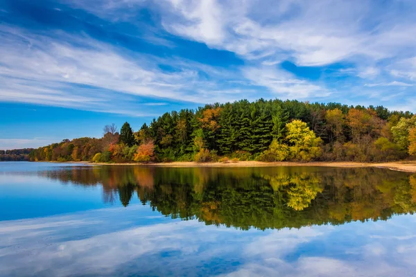 's middags reflecties op lake marburg, in codorus state park, pe — Stockfoto