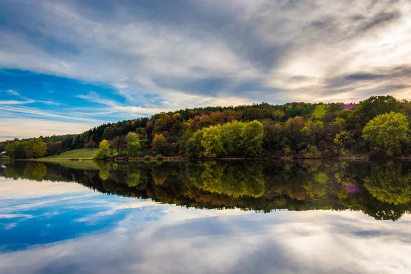 's middags reflecties op lange arm reservoir, in de buurt van hanover, penns — Stockfoto