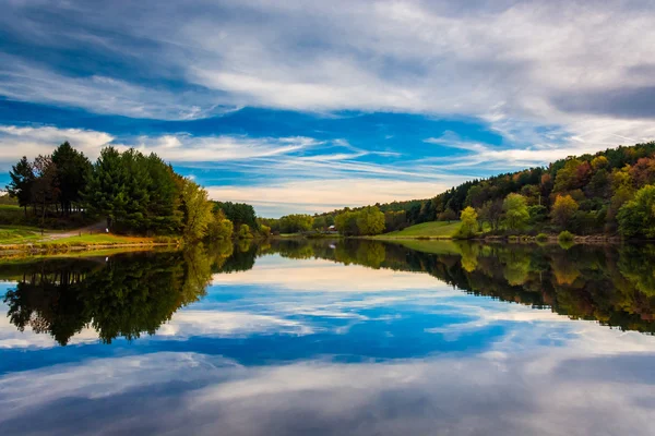 Reflexões da tarde em Long Arm Reservoir, perto de Hanôver, Penns — Fotografia de Stock