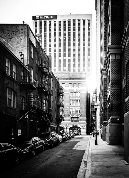 Alley and highrise in downtown Baltimoe, Maryland. — Stock Photo, Image