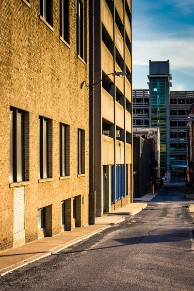 Alej a parkovací garáže v centru města harrisburg, pennsylvania. — Stock fotografie