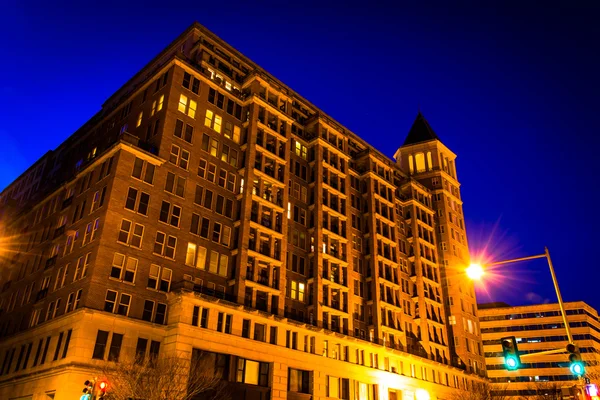 Apartment building at night in Washington, DC. — Stock Photo, Image