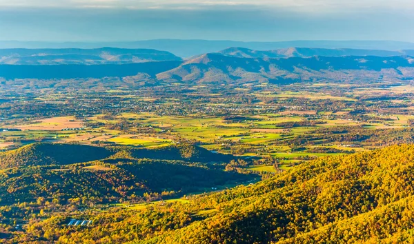 Höstfärg i shenandoah valley, sett från hawksbill mount — Stockfoto