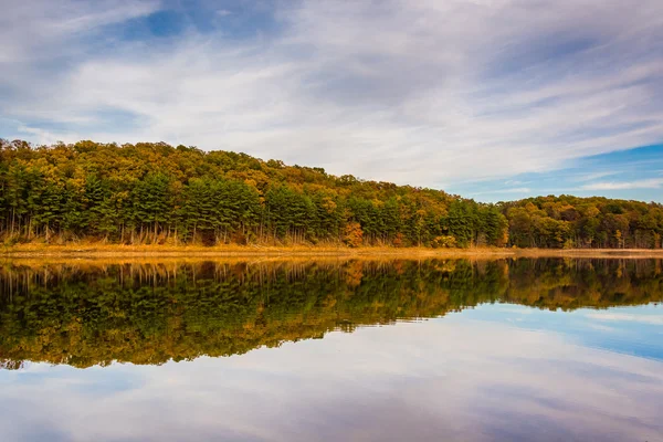 Jesienne refleksje w zbiorniku sheppard-meyers, w Hanowerze, pióro — Zdjęcie stockowe