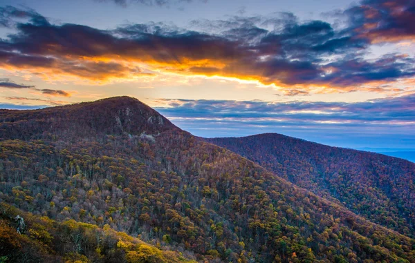 Outono pôr do sol sobre Hawksbill Montanha, visto de Skyline Drive i — Fotografia de Stock