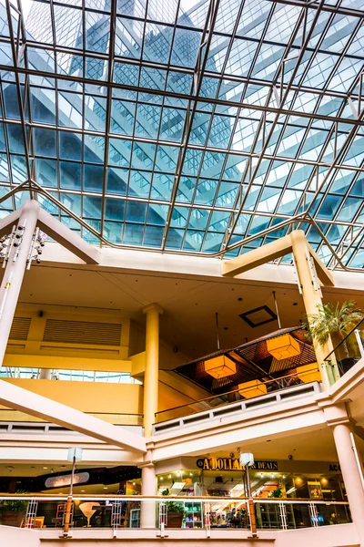 Balkony a strop uvnitř galerie v vnitřní přístav — Stock fotografie