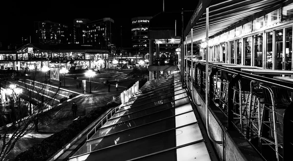 Balcony of a restaurant at night, in Baltimore, Maryland. — Stock Photo, Image