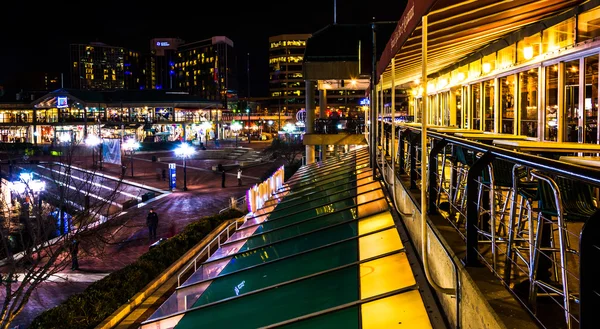 Balkon van een restaurant in de nacht, in baltimore, maryland. — Stockfoto