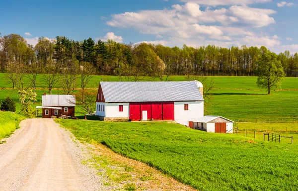 Granero a lo largo de un camino de tierra en el condado rural de York, Pennsylvania . — Foto de Stock