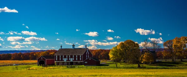 Schuur en herfst kleur in gettysburg, pennsylvania. — Stockfoto