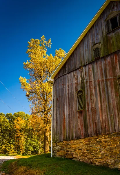 谷仓和秋天颜色在农村约克县，宾夕法尼亚州. — 图库照片