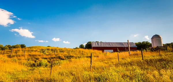 Celeiro e cercas em um campo de fazenda no Vale do Shenandoah, Virgem — Fotografia de Stock