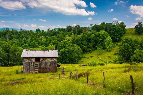 Granero y campos en las tierras altas rurales de Potomac de Virginia Occidental . — Foto de Stock